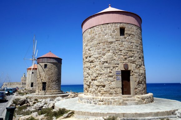 Limandaki yel değirmenleri, Rodos.