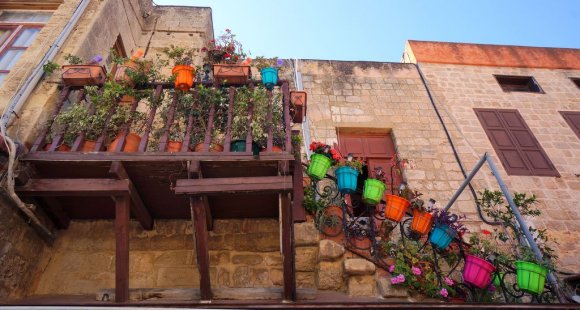 Eski Şehir'de merdiven boyunca dizilmiş rengarenk saksılar, Rodos.