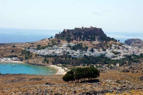 Lindos kasabası ve akropolisi.