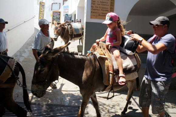 Lindos'un dar sokaklarında ulaşım yürüyerek veya eşeklerle sağlanıyor. Yüksek sıcakta tepedeki Akropolis'e yürümek oldukça yorucu olduğu için insanlar eşeklerle çıkmayı tercih edebiliyor.