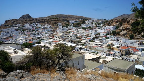 Beyaz evlerle bezenmiş Rodos kasabası: Lindos.