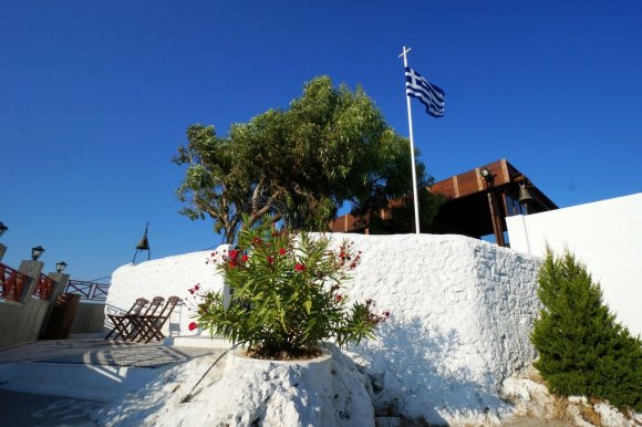 Yemek yediğimiz yerden 300, 400 basamak çıkılarak ulaşılan en tepedeki kilise: Santa Maria Tsampika "Kyra".