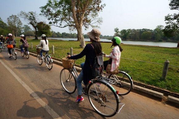 Angkor Arkeoloji Parkı'nı gezmenin en güzel yollarından biri de bisikletle gezmek. Tabii biraz yorucu olabilir, özellikle hava sıcaksa...