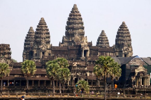 Angkor Arkeoloji Parkı içinde en bilinen ve en popüler tapınak Angkor Wat.  Kral II. Suryavarman adına 12. yüzyılda inşa edilmiş.