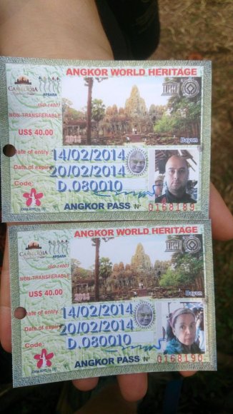 Angkor Arkeoloji Parkı için bilet alırken fotoğrafınızı çekiyorlar ve size özel fotoğraflı bir bilet basıyorlar. Bizim 3 günlük biletimizi fotoğrafta görebilirsiniz.