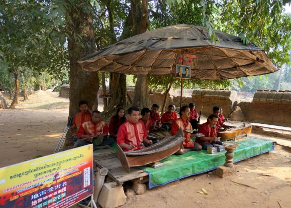 Angkor Arkeoloji Parkı'nı gezerken birçok tapınağın girişinde kara mayınlarında çeşitli uzuvlarını kaybetmiş insanlardan oluşan müzik gruplarına rastlamak mümkün.