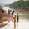 Pazar günü de olması sebebiyle Tonle Sap Gölü'ne açılan bu kanal boyunca oldukça fazla balıkçı vardı.
