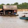 Öndeki tekneyle çekilen/taşınan bir yüzen ev. Tonle Sap Gölü, Kamboçya
