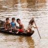 Tonle Sap Gölü'nde gezen çocuklar, Kamboçya