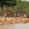 Kanal boyunca gezen çocuklar, Mechrey Yüzen Kasabası, Tonle Sap Gölü, Kamboçya