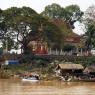 Tonle Sap Gölü'ne çıkan kanal üzerindeki Budist tapınak, Kamboçya.