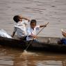 Çocukların günlük yaşamından bir kesit. Mechrey Yüzen Kasabası, Tonle Sap Gölü, Kamboçya