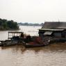 Öndeki tekneyle çekilen/taşınan bir yüzen ev. Tonle Sap Gölü, Kamboçya