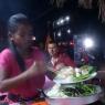Siem Reap'te kaldığımız süre boyunca yanılmıyorsam 3 gece bir aile restoranı olan ve bu şahane gülen Kamboçyalı küçük arkadaşımızın yerinde yedik. Son gün yemekte Kamboçya mangalı söyledik.