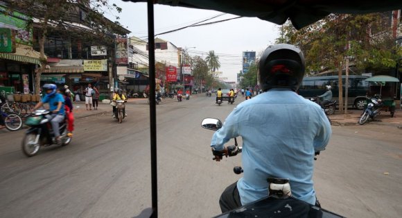 Sabah 7:30 gibi Angkor Arkeoloji Parkı'nı gezmek üzere tuk tuk tutarak yola çıktık.