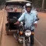 Siem Reap'ten Angkor Arkeoloji Parkı'nı gezmenin en iyi yollarından biri bir tuk tukçu ile anlaşmak.