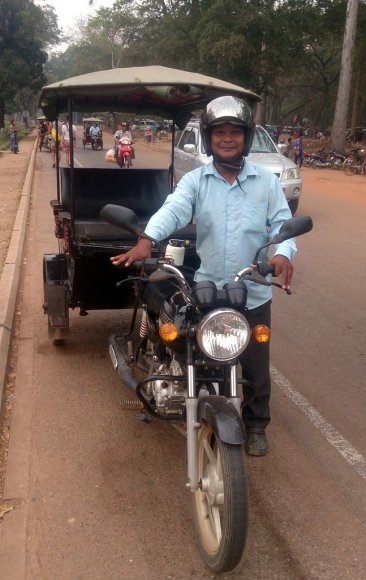 Siem Reap'ten Angkor Arkeoloji Parkı'nı gezmenin en iyi yollarından biri bir tuk tukçu ile anlaşmak.
