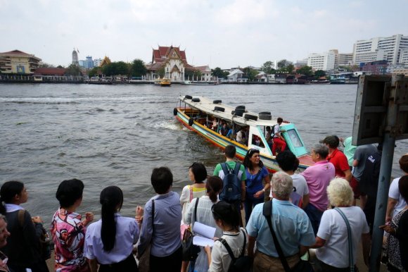 Chao Phraya nehri üzerinden çeşitli noktalara teknelerle ulaşım mümkün.