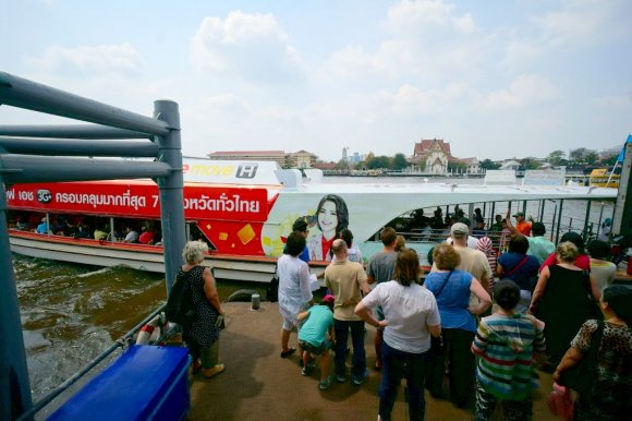 Bangkok'un içinden geçen Chao Phraya nehri üzerinden ulaşım sağlamak mümkün.