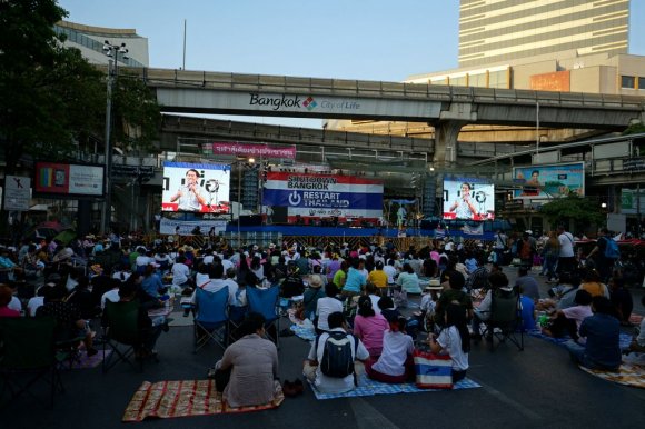 "Bangkok'u kapa, Tayland'ı yeniden başlat", "Shutdown Bangkok, Restart Thailand"