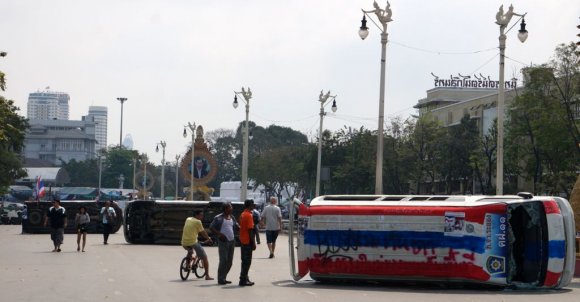 Demokrasi Meydanı etrafında Bangkok'u kapa, Tayland'ı yeniden başlat gösteri alanından önceki barikatlar.