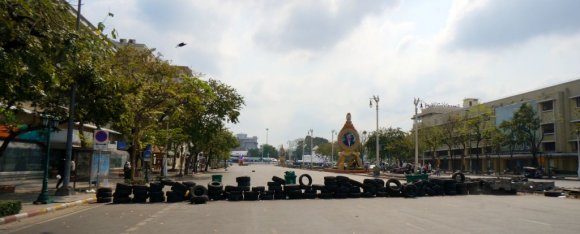 Demokrasi Meydanı etrafında Bangkok'u kapa, Tayland'ı yeniden başlat gösteri alanından önceki barikatlar.