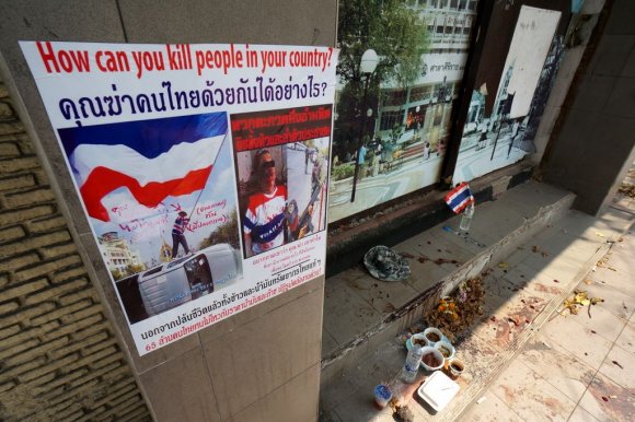 Demokrasi Meydanı etrafında ki Bangkok'u kapa, Tayland'ı yeniden başlat gösteri alanı.  Fotoğrafta görlen kişi polis tarafından burada öldürülmüş.
