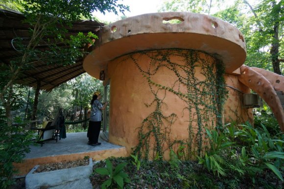 Artist Ko Chang yuvarlak mimarisi, ormanın içinde sessiz sakin konumu, nefis verandası ile kaldığımız en güzel yerlerden biri oldu.