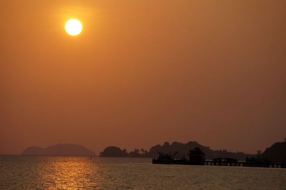 Seam Reap'ten (Kamboçya) uzun ve nispeten zahmetli bir yolculuktan sonra akşam saatlerinde feribota binip adaya yöneldik. Feribotta gün batımı başladı.