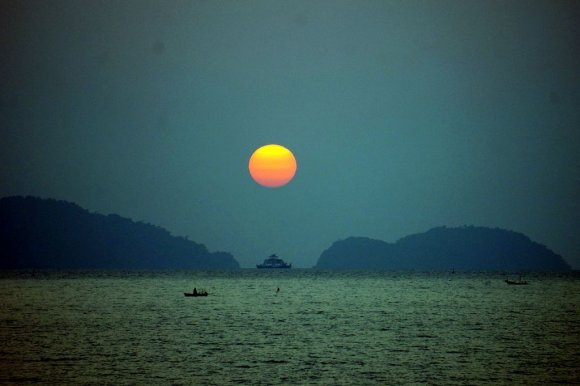 Ko Chang'a feribotla harika bir günbatımında ilerliyorduk.