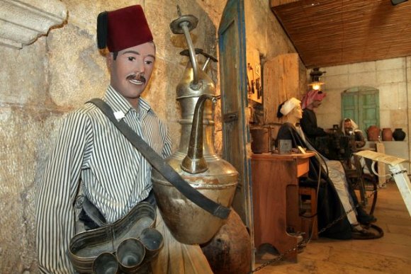 Roma Tiyatrosunun bitişiğindeki etnografya müzesi.