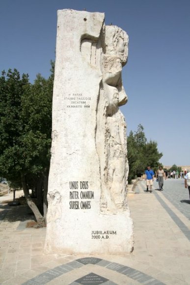 Nebo Dağı (Mount Nebo) girişindeki anıt.