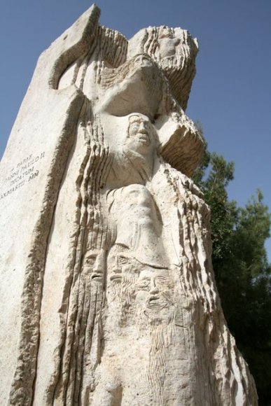 Nebo Dağı (Mount Nebo) girişindeki anıt.