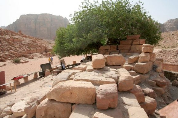 Petra - Nymphaeum. Yarım daire halk çeşmesi.