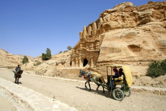 Petra'da at arabası ve atlarla yolculuk mümkün.