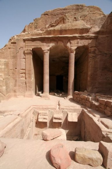 Bahçeli Tapınak (Garden Hall/Garden Temple). Önünde bahçesi olan tapınak.