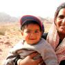 Petra'da Bedevi bir kadın çocuğuyla beraber.