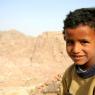 Petra - Adak Tepesi (High Place of Sacrifice) nde Ürdünlü bir çocuk.