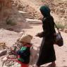 Petra'da Bedevi bir kadın ve çocuğu.
