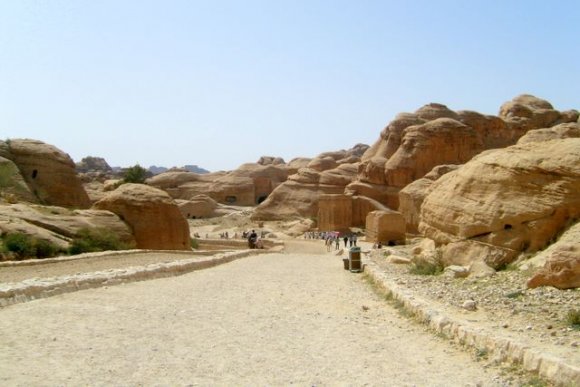 Petra Turist Merkezi ile Siq geçidi baslangıcı arasındaki yol.
