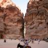 Petra - Hazine (Treasury) tarafından Siq geçidinin görünüşü.