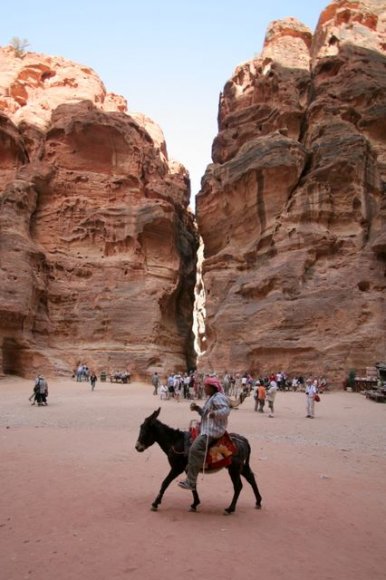 Petra - Hazine (Treasury) tarafından Siq geçidinin görünüşü.