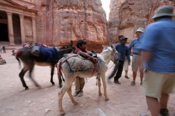 Siq ve Hazine arasında turistleri eşekle gezdirmek isteyen bir çocuk.