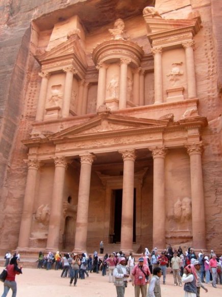 Petra - Hazine (Treasury) önü günün her saati kalabalık.