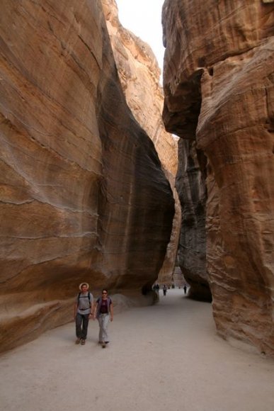 Petra girişindeki Siq denilen geçit.