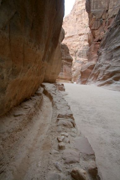 Siq boyunca uzanan su kanallarından Petra şehrine su taşınıyormuş.