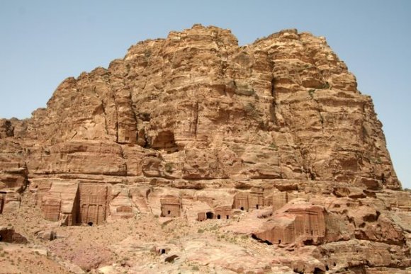 Petra - Wadi al-Farasa'daki kaya mezarları.