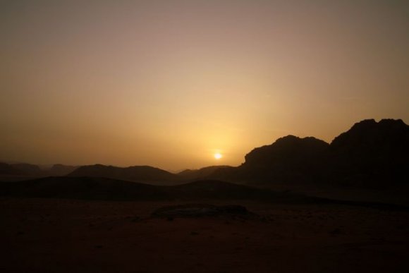 Wadi Rum - Çölde gün batımı.