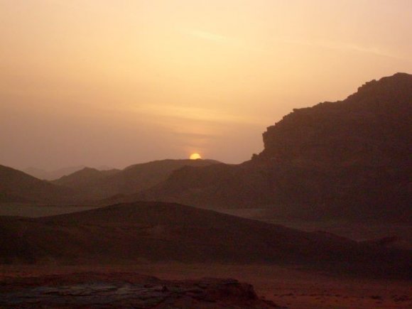 Wadi Rum - Çölde gün batımı.