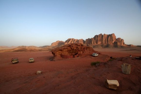 Wadi Rum - Çöldeki kampımızdan sabah görüntüsü.